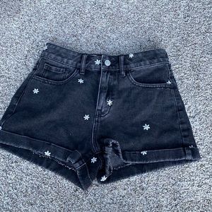 Black jeans shorts with embroidered flowers